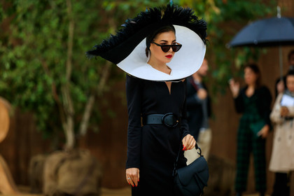 dior bag, dior saddle bag, black dress, black leather bag, black leather belt, belted dress, long sleeves dress, feather details, big collar, white collar, black total look, black sunglasses, butterfly sunglasses, fashion week, frenchystyle, FW, jonathan paciullo, street style, SPRING SUMMER 2020, SS 20, PFW, PARIS, horizontal, atmosphere details, detail