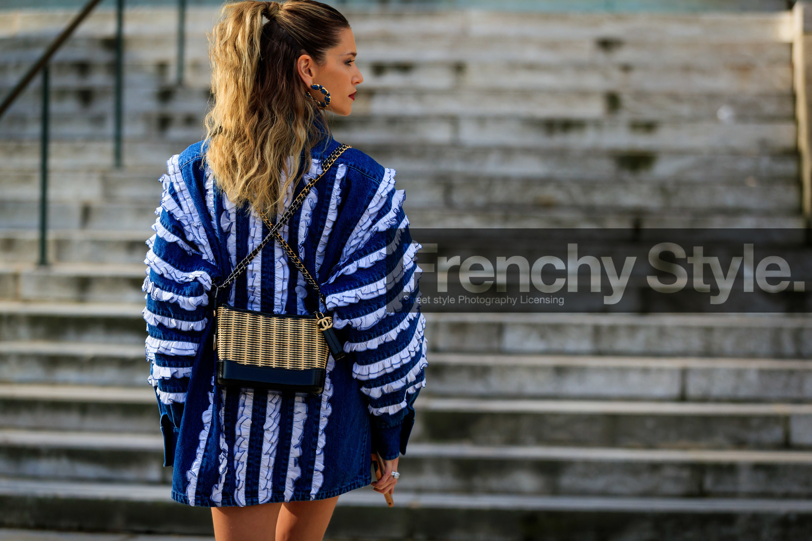 helena bordon, back details, backpack, denim, denim jacket, white jacket, blue jacket, ruffle jacket, straw bag, black leather bag, jacket dress, chanel bag, fashion week, frenchystyle, FW, jonathan paciullo, street style, PFW, PARIS, horizontal, atmosphere details, detail
