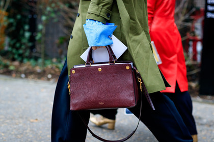 atmosphere details, AUTUMN WINTER 2017-2018, AW 17-18, blue shirt, bordeaux, burgundy, detail, FALL WINTER 2017-2018, fashion week, frenchystyle, FW, FW 17-18, green jacket, horizontal, jonathan paciullo, leather bag, LFW, LONDON, mulberry, navy pants, red bag, street style, trousers