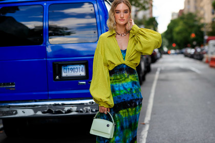 blue dress, graphic dress, green dress, hannah baxter, leather bag, necklace, printed dress, tie & die, white bag, yellow shirt, street style, jonathan paciullo, FW, frenchystyle, fashion week, NEW YORK, NYFW, SPRING SUMMER 2020, SS 20, horizontal, atmosphere details, detail