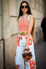 knitted top, stripes top, red stipes top, black sunglasses, knitwear, etro, etro bag, brown bag, leather handbag, buckle betl, printed trousers, flowered trousers, wideleg pants, street style, jonathan paciullo, FW, frenchystyle, fashion week, MFW, MILAN, FALL WINTER 2022_2023, AUTUMN WINTER 2022-2023, FW 22-23, vertical, atmosphere details