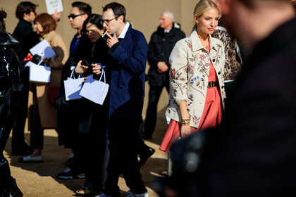 leonie hanne, pink dress, white jacket, white leather bag, letter printed bag, lady dior bag, belted dress, floral printed dress, black leather belt, dior bag, dior belt, dior dress, dior jacket, dior necklace, dior total look, golden necklace, golden bracelet, golden watch, golden rings, silvered watch, fendi watch, cartier bracelet, multi rings, golden chocker, fashion week, frenchystyle, FW, jonathan paciullo, street style, PFW, PARIS, AUTUMN WINTER 2020-2021, FALL WINTER 2020-2021, FW 20-21, horizontal, detail, atmosphere details