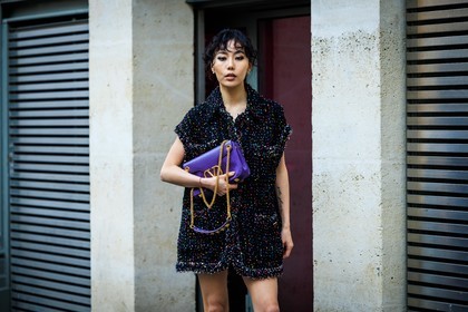 fringe hair, sparkling dress, black dress, mini dress, purple handbag, valentino handbag, tatoos, smoky eyes, street style, jonathan paciullo, FW, frenchystyle, fashion week, AUTUMN WINTER 2022-2023, FALL WINTER 2022_2023, FW 22-23, PARIS, PFW, horizontal, atmosphere details, detail