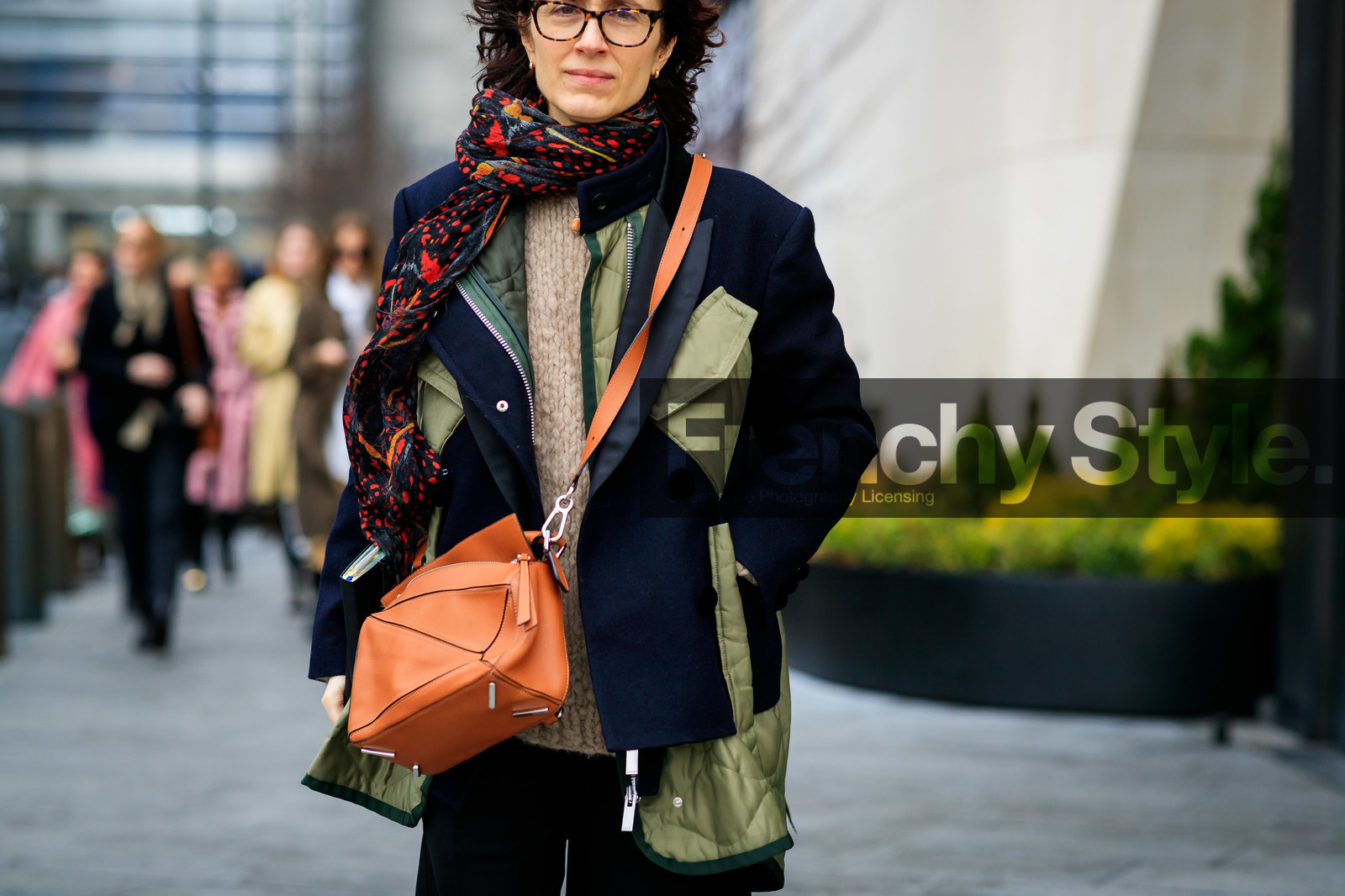 nicole phelps, floral printed scarf, camel leather bag, crossbody bag, loewe bag, sacai coat, navy blue coat, kaki coat, down jacket, layered jacket, black scarf, fashion week, frenchystyle, FW, jonathan paciullo, street style, NYFW, NEW YORK, AUTUMN WINTER 2020-2021, FALL WINTER 2020-2021, FW 20-21, horizontal, atmosphere details, detail
