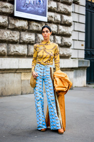 multiprint look, yellow top, blue trousers, printed trousers, printed top, golden bag, orange coat, camel clogs, hermes, street style, jonathan paciullo, FW, frenchystyle, fashion week, AUTUMN WINTER 2022-2023, FALL WINTER 2022_2023, FW 22-23, PARIS, PFW, full length, vertical