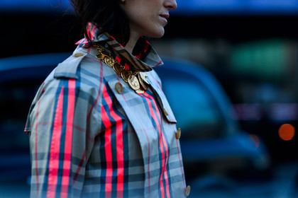 beige coat, burberry, checked, fuschia, graphic jacket, plaid, printed jacket, tartan, trench coat, street style, jonathan paciullo, FW, frenchystyle, fashion week, LFW, LONDON, AUTUMN WINTER 2018-2019, AW 18-19, FALL WINTER 2018-2019, FW 18-19, horizontal, atmosphere details, detail, deborah reyner sebag