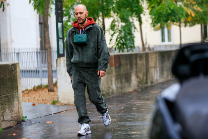 sportswear, kaki hoodie, kaki pants, suede hoodie, suede pants, jogging pants, red hoodie, green leather bag, bag necklace, asics sneakers, white sneakers, silvered sneakers, fashion week, frenchystyle, FW, jonathan paciullo, street style, SPRING SUMMER 2020, SS 20, PFW, PARIS, horizontal, atmosphere details, full length