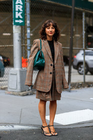 alyssa coscarelli, black shoes, black sweater, blazer, brown jacket, brown skirt, checked, graphic jacket, graphic skirt, green bag, high heels, leather bag, leather shoes, plaid, printed jacket, printed skirt, street style, jonathan paciullo, FW, frenchystyle, fashion week, NEW YORK, NYFW, SPRING SUMMER 2020, SS 20, vertical, full length