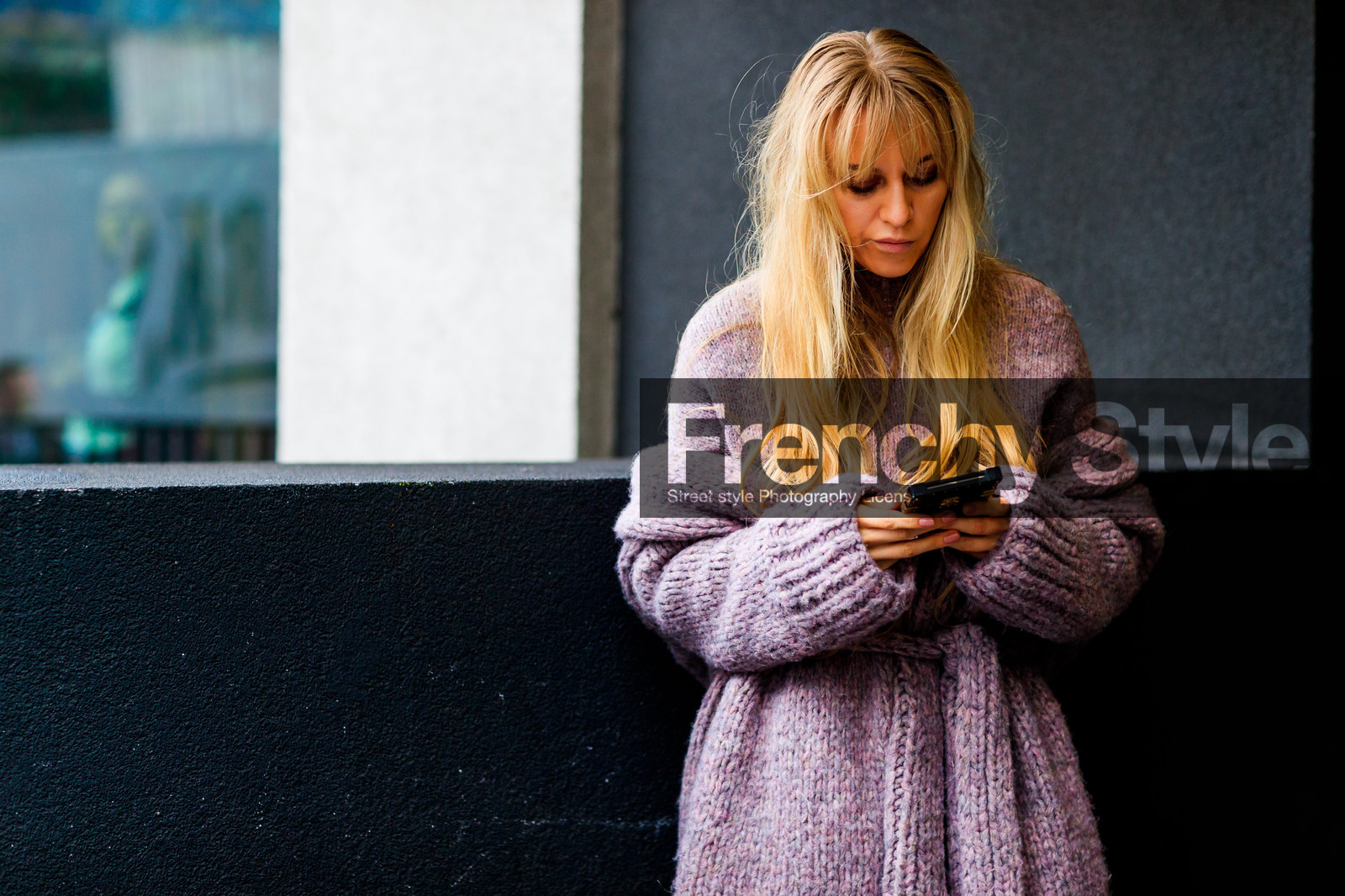 iphone, pink cardigan, pink sweater, street style, jonathan paciullo, FW, frenchystyle, fashion week, LFW, LONDON, AUTUMN WINTER 2018-2019, AW 18-19, FALL WINTER 2018-2019, FW 18-19, horizontal, atmosphere details, detail, sandra hagelstam