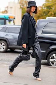 alexandra guerain, black total look, black top, black jacket, black pants, black hat, black bag, black leather pants, nike top, cropped top, prada bag, high heels shoes, sheer shoes, sheer heels, grey pants, high waist pants, flare pants, loose pants, fashion week, frenchystyle, FW, jonathan paciullo, street style, SPRING SUMMER 2020, SS 20, PFW, PARIS, vertical, full length