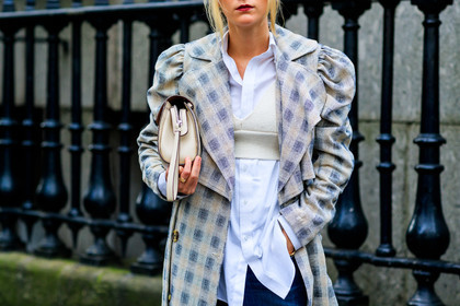 atmosphere details, AUTUMN WINTER 2017-2018, AW 17-18, beige bag, beige coat, bra, checked coat, crop top, detail, FALL WINTER 2017-2018, fashion week, frenchystyle, FW, FW 17-18, graphic coat, horizontal, jonathan paciullo, leather bag, LFW, LONDON, printed coat, street style, white shirt