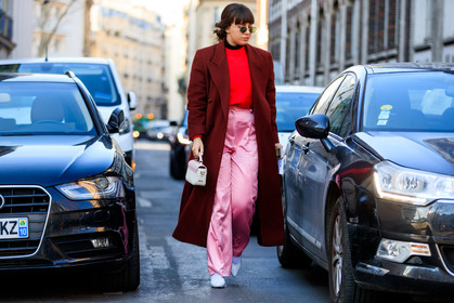 bordeaux, burgundy, leather bag, leather shoes, pink pants, red coat, red sweater, sunglasses, trousers, white bag, white shoes, street style, jonathan paciullo, FW, frenchystyle, fashion week, PFW, PARIS, AUTUMN WINTER 2018-2019, FALL WINTER 2018-2019, FW 18-19, horizontal, atmosphere details, full length