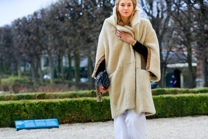 beige coat, black bag, christian dior, denim pants, Fur coat, graphic bag, jeans, leather bag, monogram, printed bag, shearling, trousers, white denim, street style, jonathan paciullo, FW, frenchystyle, fashion week, PFW, PARIS, AUTUMN WINTER 2018-2019, FALL WINTER 2018-2019, FW 18-19, horizontal, atmosphere details, camille charriere