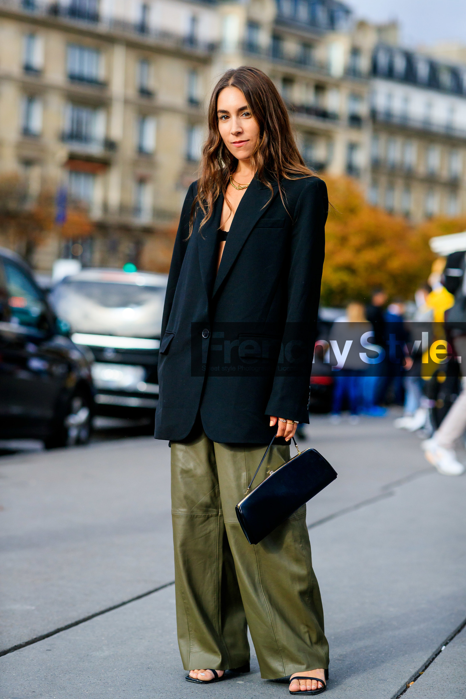 black jacket, oversize jacket, black leather bag, hand bag, kaki leather pants, loose pants, fashion week, frenchystyle, FW, jonathan paciullo, street style, SPRING SUMMER 2020, SS 20, PFW, PARIS, vertical, full length