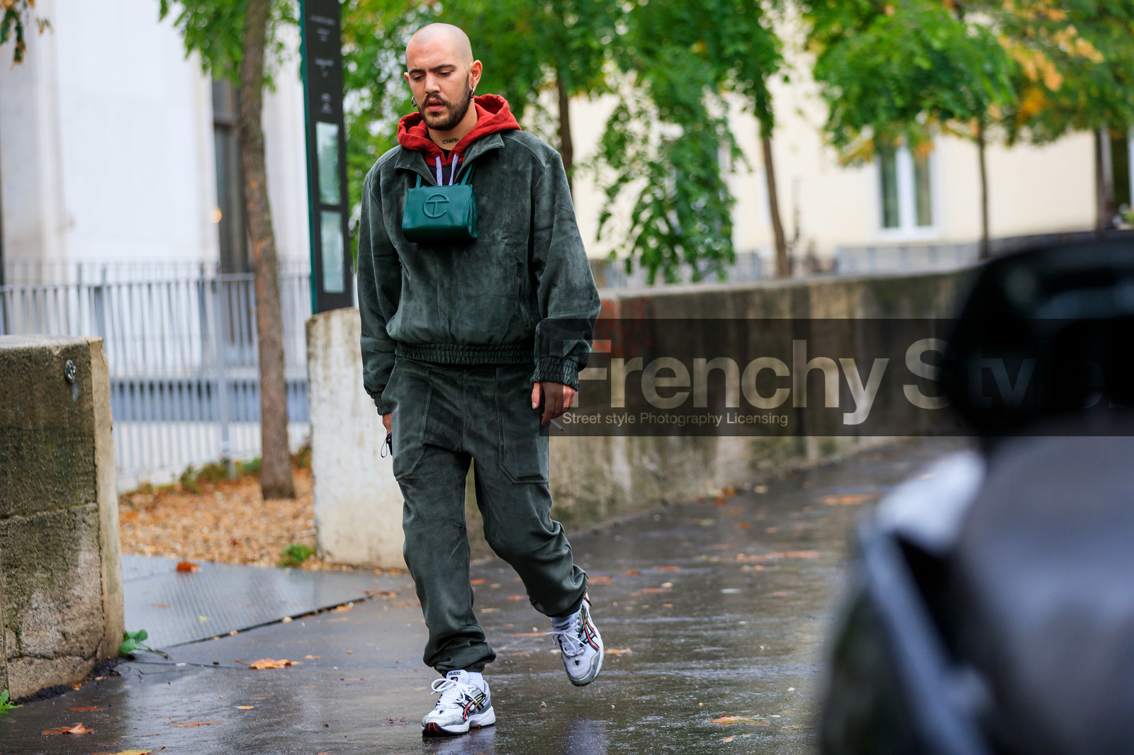 sportswear, kaki hoodie, kaki pants, suede hoodie, suede pants, jogging pants, red hoodie, green leather bag, bag necklace, asics sneakers, white sneakers, silvered sneakers, fashion week, frenchystyle, FW, jonathan paciullo, street style, SPRING SUMMER 2020, SS 20, PFW, PARIS, horizontal, atmosphere details, full length