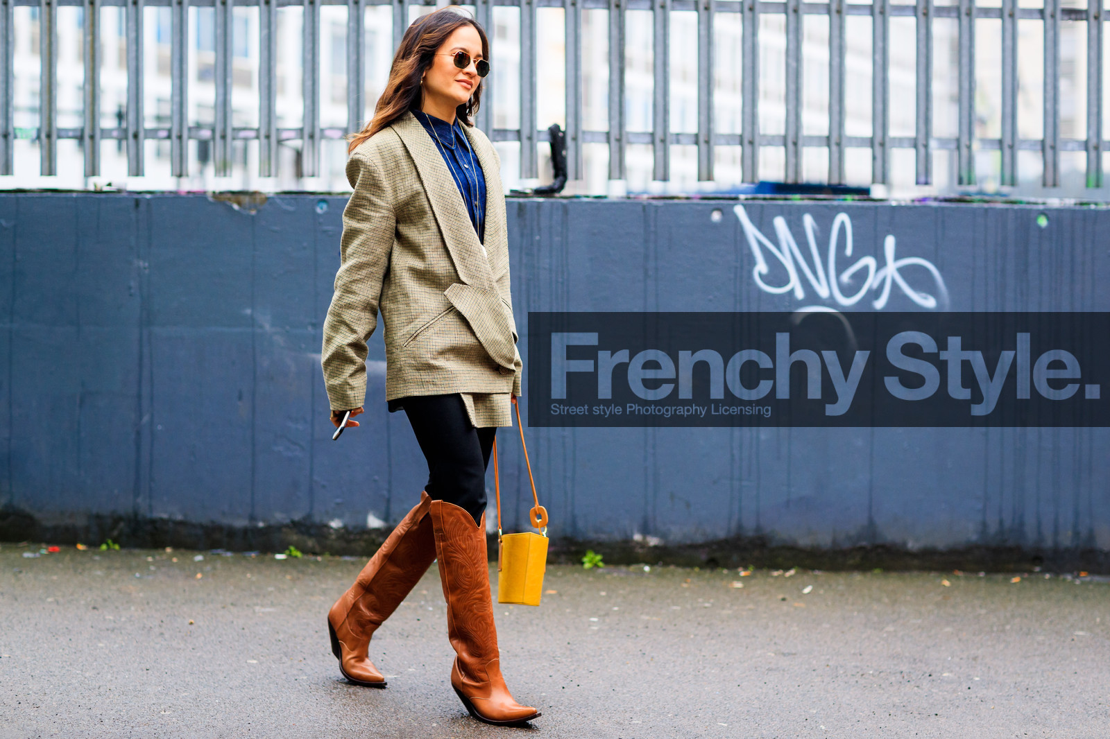 beige jacket, blue denim, brown boots, cowboy boots, denim shirt, high boots, high heels, leather bag, leather shoes, sunglasses, trousers, yellow bag, street style, jonathan paciullo, FW, frenchystyle, fashion week, LFW, LONDON, AUTUMN WINTER 2018-2019, AW 18-19, FALL WINTER 2018-2019, FW 18-19, horizontal, atmosphere details, full length, anna rosa vitiello