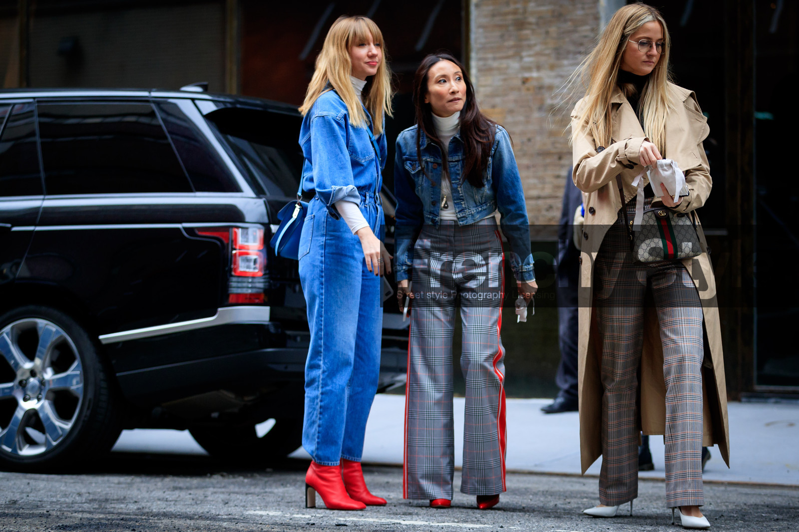 beige bag, beige coat, blue bag, blue denim, blue jacket, blue jacl, denim jacket, denim jumpsuit, denim pants, graphic bag, graphic pants, grey pants, gucci, high heels, jeans, leather bag, leather shoes, monogram, printed bag, printed pants, striped pants, trench coat, trousers, turtleneck sweater, white sweater, street style, jonathan paciullo, FW, frenchystyle, fashion week, NYFW, NEW YORK, AUTUMN WINTER 2018-2019, AW 18-19, FALL WINTER 2018-2019, FW 18-19, atmosphere details, horizontal, full length, lisa aiken, elizabeth von der goltz, holly estelle russell, Holly Russell