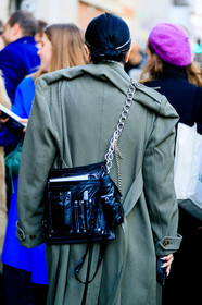 back details, bag detail, crossbody bag, silvered chain strap bag, kaki trench coat, oversize trench coat, black leather bag, fashion week, frenchystyle, FW, jonathan paciullo, street style, PFW, PARIS, AUTUMN WINTER 2020-2021, FALL WINTER 2020-2021, FW 20-21, vertical, atmosphere details, detail