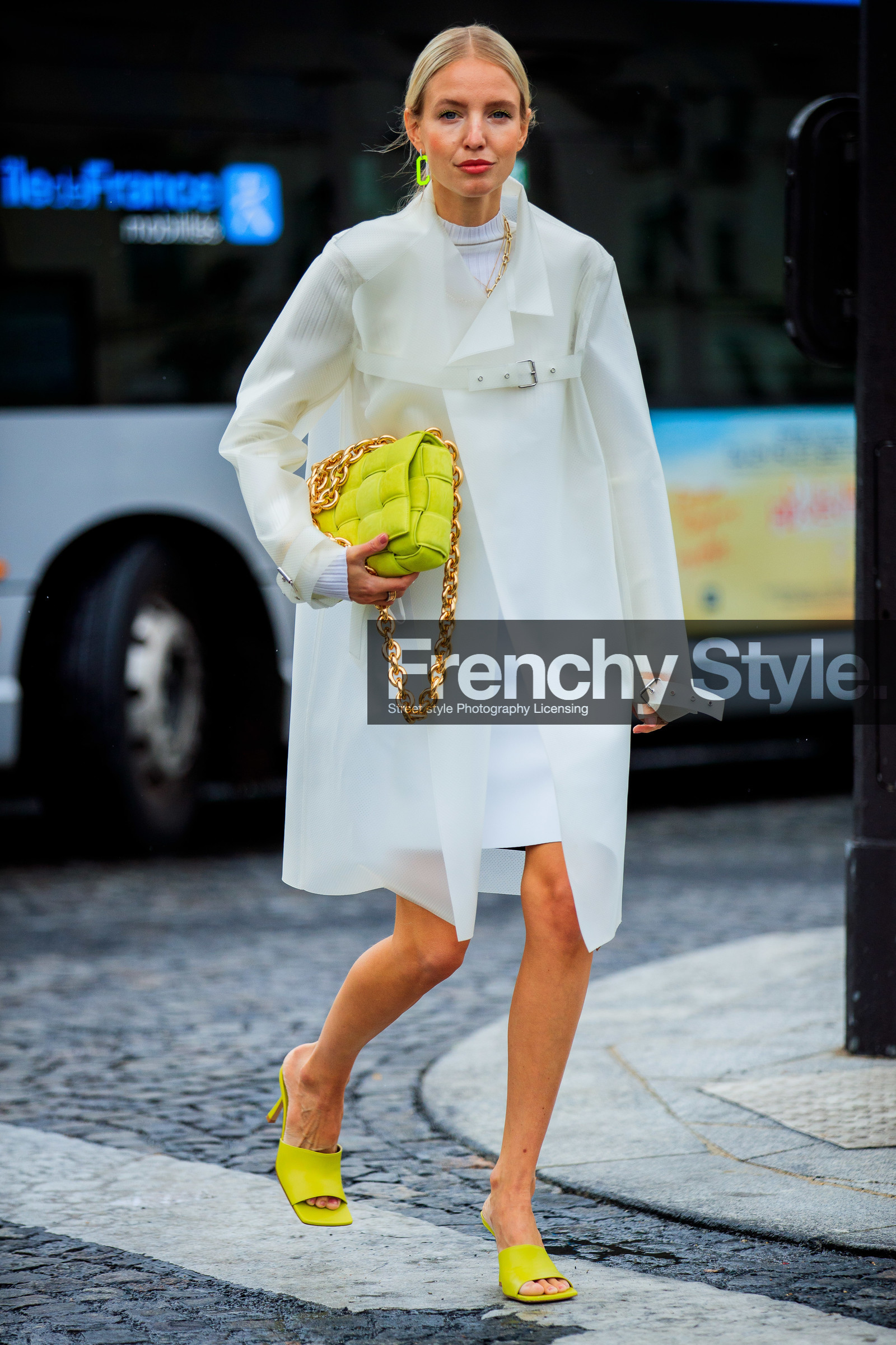 leonie hanne, white trench coat, sheer trench coat, neon green bag, neon yellow bag, neon green shoes, neon yellow shoes, neon yellow sandals, neon green sandals, neon yellow slippers, neon green slippers, plaited bag, bottega veneta bag, suede bag, golden chain strap bag, big chain strap bag, open toe shoes, open toe slippers, bottega veneta shoes, golden necklace, big chain necklace, yellow eyeliner, yellow eyeshadows, neon yellow earrings, dangling earrings, fashion week, frenchystyle, FW, jonathan paciullo, street style, PFW, PARIS, SPRING SUMMER 2021, SS 21, vertical, full length
