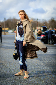 victoria lee, dior bag, dior pants, dior shirt, dior trench coat, dior total look, dior shoes, beige trench coat, navy blue pants, navy blue shirt, tie and dye pants, tie and dye shirt, monogrammed trench coat, beige sandals, straw shoes, multi straps sandals, open toe shoes, flat sandals, black bag, fashion week, frenchystyle, FW, jonathan paciullo, street style, PFW, PARIS, AUTUMN WINTER 2020-2021, FALL WINTER 2020-2021, FW 20-21, vertical, full length