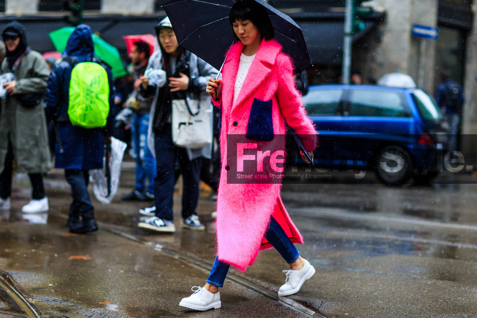 atmosphere details, AUTUMN WINTER 2016-2017, AW 16-17, blue denim, denim pants, FALL WINTER 2016-2017, fashion week, frenchystyle, full length, fur coat, FW, FW 16-17, horizontal, jeans, jonathan paciullo, leather shoes, LFW, LONDON, MENSWEAR, pink coat, pink fur, street style, trousers, umbrella, white derbies