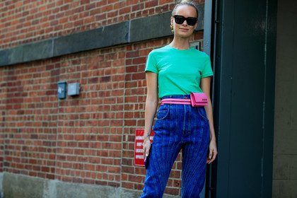 blue denim, denim pants, earrings, fanny pack, graphic pants, green top, high waist, jacquemus, jeans, pink bag, printed pants, sunglasses, thora valdimars, trousers, street style, jonathan paciullo, FW, frenchystyle, fashion week, NEW YORK, NYFW, SPRING SUMMER 2020, SS 20, horizontal, atmosphere details, detail