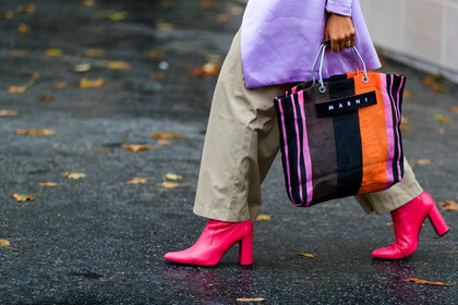 close up detail, legs detail, bag detail, pink leather boots, high heels boots, hand bag, shopping bag, striped bag, orange bag, pink bag, brown bag, black bag, fashion week, frenchystyle, FW, jonathan paciullo, street style, SPRING SUMMER 2020, SS 20, PFW, PARIS, horizontal, atmosphere details, detail