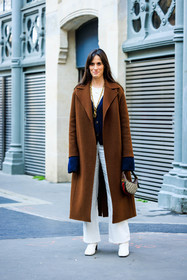 minimal look, brown trench, white tshirt, navy blue cardigan, golden necklace, long necklace, white trousers, white boots, heeled boots, guccis handbag, logo handbag, astrid boutrot, street style, jonathan paciullo, FW, frenchystyle, fashion week, AUTUMN WINTER 2022-2023, FALL WINTER 2022_2023, FW 22-23, PARIS, PFW, full length, vertical