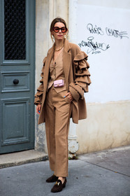 camel coat, camel jacket, camel pants, camel total look, ruffle coat, hermes shoes, brown loafers, suede loafers, light pink leather bag, fendi bag, mini bag, crossbody bag, golden chain strap bag, round shape sunglasses, red sunglasses, hoop earrings, golden earrings, fashion week, frenchystyle, FW, jonathan paciullo, street style, PFW, PARIS, SPRING SUMMER 2021, SS 21, vertical, full length