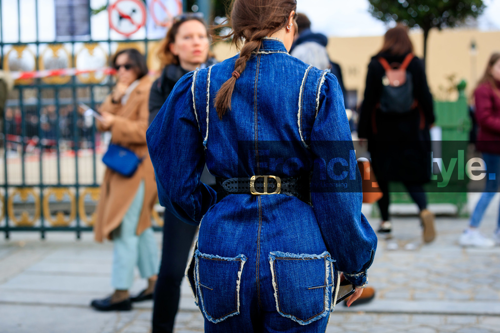 denim, denim jumpsuit, blue jumpsuit, zipped jumpsuit, long sleeves jumpsuit, used jumpsuits, belted jumpsuit, black leather belt, plaited belt, back details, dior belt, dior jumpsuit, dior total look, fashion week, frenchystyle, FW, jonathan paciullo, street style, PFW, PARIS, AUTUMN WINTER 2020-2021, FALL WINTER 2020-2021, FW 20-21, horizontal, detail, atmosphere details
