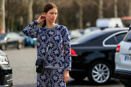 navy blue pants, navy blue pullover, white pants, white pullover, floral embroidered pullover, floral embroidered pants, floral printed pants, floral printed pullover, jacquard pullover, jacquard pants, knit pants, knitwear, black leather bag, crossbody bag, square shape bag, quilted bag, chanel bag, chanel pullover, chanel pants, fashion week, frenchystyle, FW, jonathan paciullo, street style, PFW, PARIS, horizontal, atmosphere details, detail