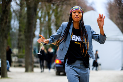 black t shirt, braids, fendi, grey jacket, grey pants, grey suit, headband, printed t shirt, trousers, street style, jonathan paciullo, FW, frenchystyle, fashion week, PFW, PARIS, AUTUMN WINTER 2018-2019, FALL WINTER 2018-2019, FW 18-19, horizontal, atmosphere details, model, adesuwa aighewi