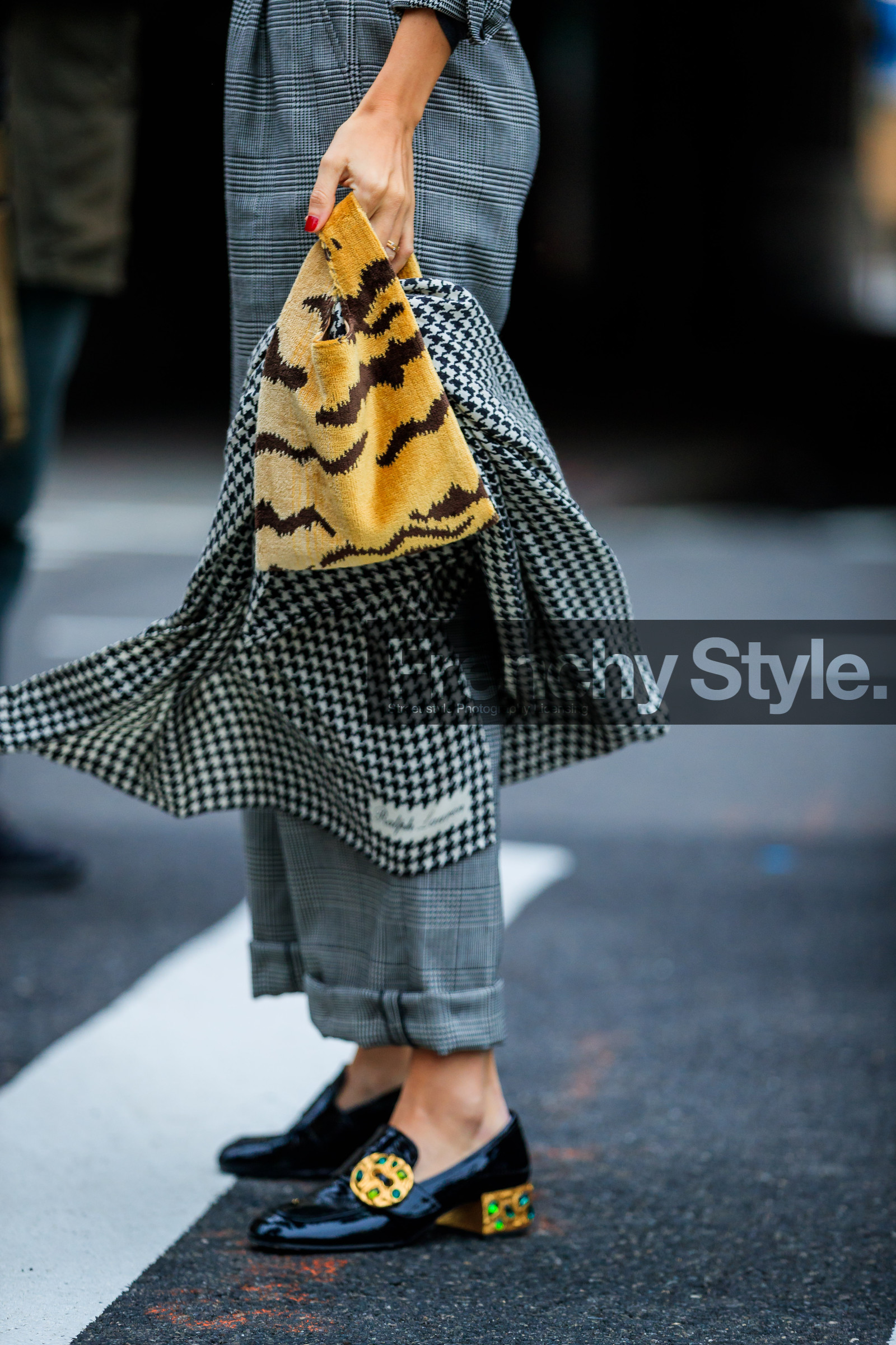 beige bag, black shoes, check jumpsuit, checked, golden details, graphic bag, graphic jumpsuit, graphic pants, grey jumpsuit, high heels, houndstooth pattern, jewellery, leather bag, leather shoes, plaid, printed bag, printed jumpsuit, printed pants, ralph lauren, trousers, varnished leather shoes, zebra, street style, jonathan paciullo, FW, frenchystyle, fashion week, NYFW, NEW YORK, AUTUMN WINTER 2018-2019, AW 18-19, FALL WINTER 2018-2019, FW 18-19, vertical, atmosphere details, detail, gala gonzalez