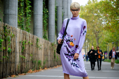model, lilac dress, high collar dress, silk dress, long sleeves dress, mid long dress, black eyeshadows, black eyeliner, black make up, fashion week, frenchystyle, FW, jonathan paciullo, street style, SPRING SUMMER 2020, SS 20, PFW, PARIS, horizontal, atmosphere details, detail