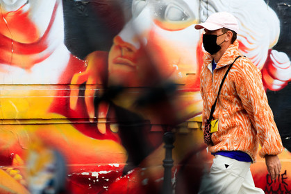 light pink cap, new era cap, orange jacket, orange hoodie, striped jacket, striped hoodie, fur jacket, fur hoodie, zipped hoodie, zipped jacket, covid face mask, fashion week, frenchystyle, FW, jonathan paciullo, street style, PFW, PARIS, SPRING SUMMER 2021, SS 21, horizontal, atmosphere details, detail