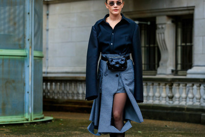 madelynn furlong, margiela look, margiela bag, margiela shirt, margiela skirt, black shirt, oversize sleeves, houndstooth printed skirt, mid long skirt, navy blue skirt, checked skirt, used skirt, button skirt, belt bag, quilted bag, quilted belt, black polish bag, black polish belt, black tights, black sunglasses, small sunglasses, round shape sunglasses, fashion week, frenchystyle, FW, jonathan paciullo, street style, SPRING SUMMER 2020, SS 20, PFW, PARIS, horizontal, atmosphere details, detail