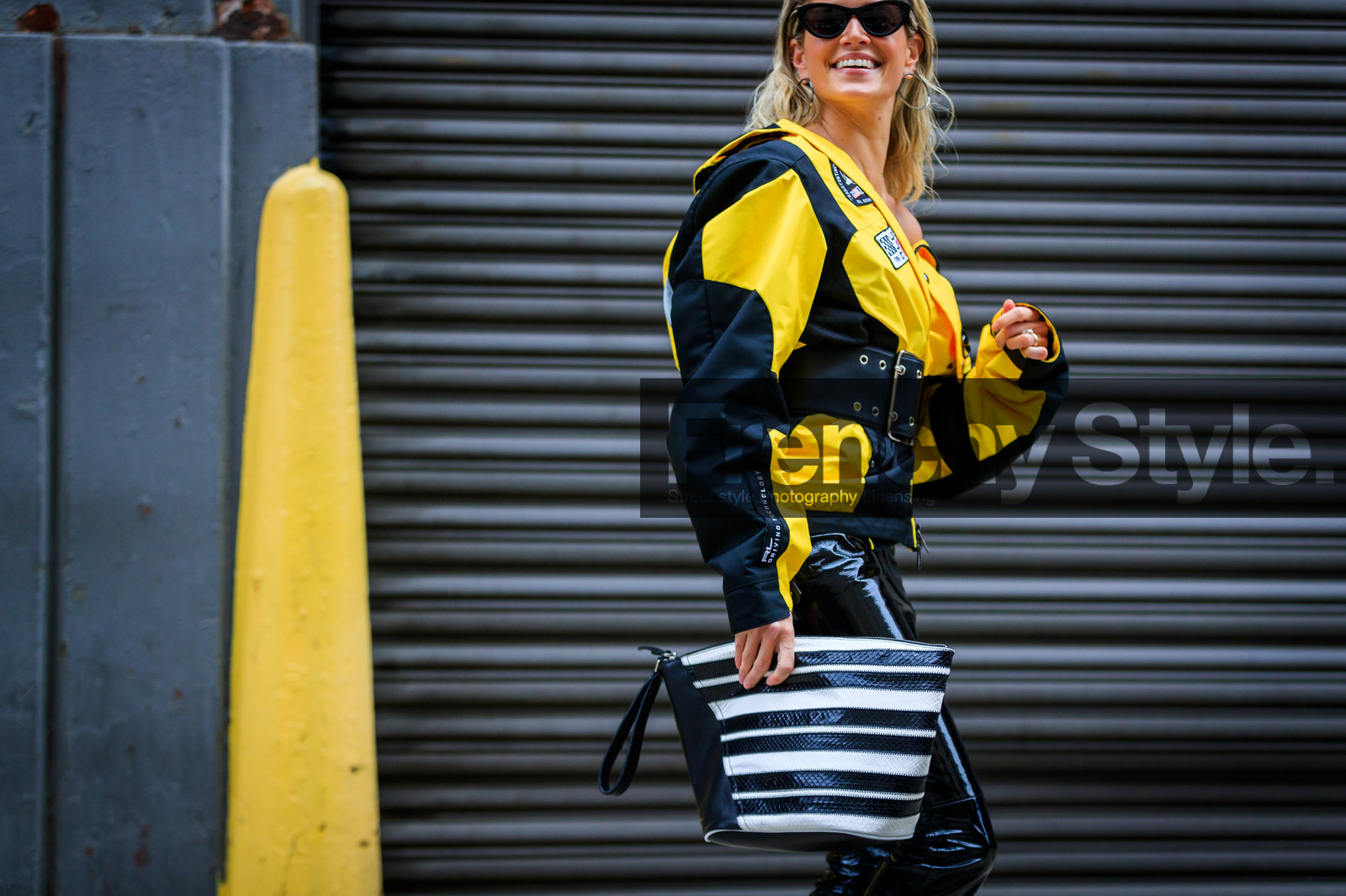 biker jacket, black and white bag, black bag, black belt, black pants, graphic bag, graphic jacket, leather bag, leather pants, printed bag, printed jacket, ralph lauren, striped bag, sunglasses, trousers, yellow jacket, street style, jonathan paciullo, FW, frenchystyle, fashion week, NYFW, NEW YORK, AUTUMN WINTER 2018-2019, AW 18-19, FALL WINTER 2018-2019, FW 18-19, atmosphere details, horizontal, detail, helena bordon