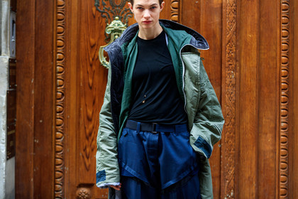 black t shirt, green jacket, navy pants, trousers, street style, jonathan paciullo, FW, frenchystyle, fashion week, PFW, PARIS, AUTUMN WINTER 2018-2019, FALL WINTER 2018-2019, FW 18-19, horizontal, atmosphere details