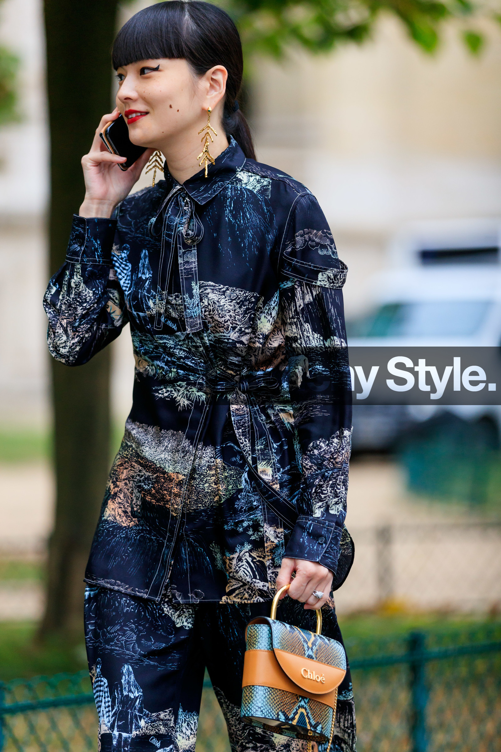 kozue akimoto, chloe bag, animal skin bag, green leather bag, camel leather bag, hand bag, golden earrings, dangling earrings, black shirt, black pants, kimono shirt, wrap shirt, silk shirt, silk pants, printed shirt, printed pants, lavalliere collar, chloe look, chloe pants, fashion week, frenchystyle, FW, jonathan paciullo, street style, SPRING SUMMER 2020, SS 20, PFW, PARIS, vertical, atmosphere details, detail