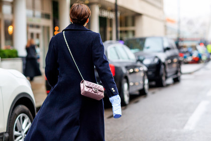 black coat, chanel handbag, leather bag, pink bag, street style, jonathan paciullo, FW, frenchystyle, fashion week, LFW, LONDON, AUTUMN WINTER 2018-2019, AW 18-19, FALL WINTER 2018-2019, FW 18-19, horizontal, atmosphere details, detail