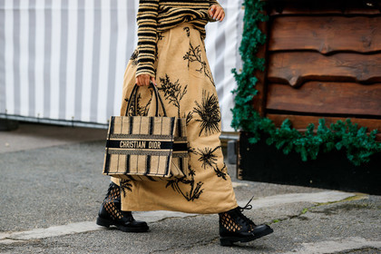 yuyu zhangzou, beige skirt, beige pullover, beige bag, long skirt, striped pullover, black skirt, black pullover, black bag, striped bag, floral printed skirt, dior bag, dior pullover, dior skirt, dior total look, shopping bag, hand bag, black leather boots, openwork boots, fishnet shoes, flat boots, laced boots, legs detail, bag detail, shoes detail, close up detail, fashion week, frenchystyle, FW, jonathan paciullo, street style, PFW, PARIS, AUTUMN WINTER 2020-2021, FALL WINTER 2020-2021, FW 20-21, horizontal, detail, atmosphere details