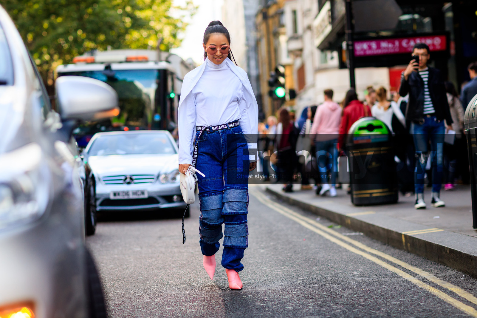 atmosphere details, black belt, blue denim, denim pants, fashion week, frenchystyle, full length, FW, high heels, horizontal, jeans, jonathan paciullo, leather bag, leather shoes, LFW, LONDON, pink shoes, SPRING SUMMER 2018, SS 18, street style, trousers, white bag, white jacket, white top, yuwei zhangzou, yuyu zhangzou