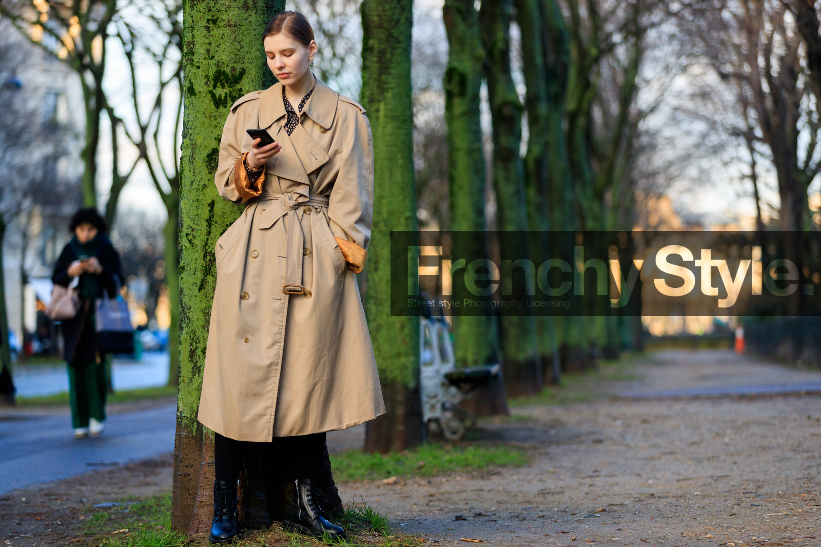 beige coat, black shoes, leather shoes, trench coat, street style, jonathan paciullo, FW, frenchystyle, fashion week, PFW, PARIS, AUTUMN WINTER 2018-2019, FALL WINTER 2018-2019, FW 18-19, horizontal, atmosphere details, full length, model