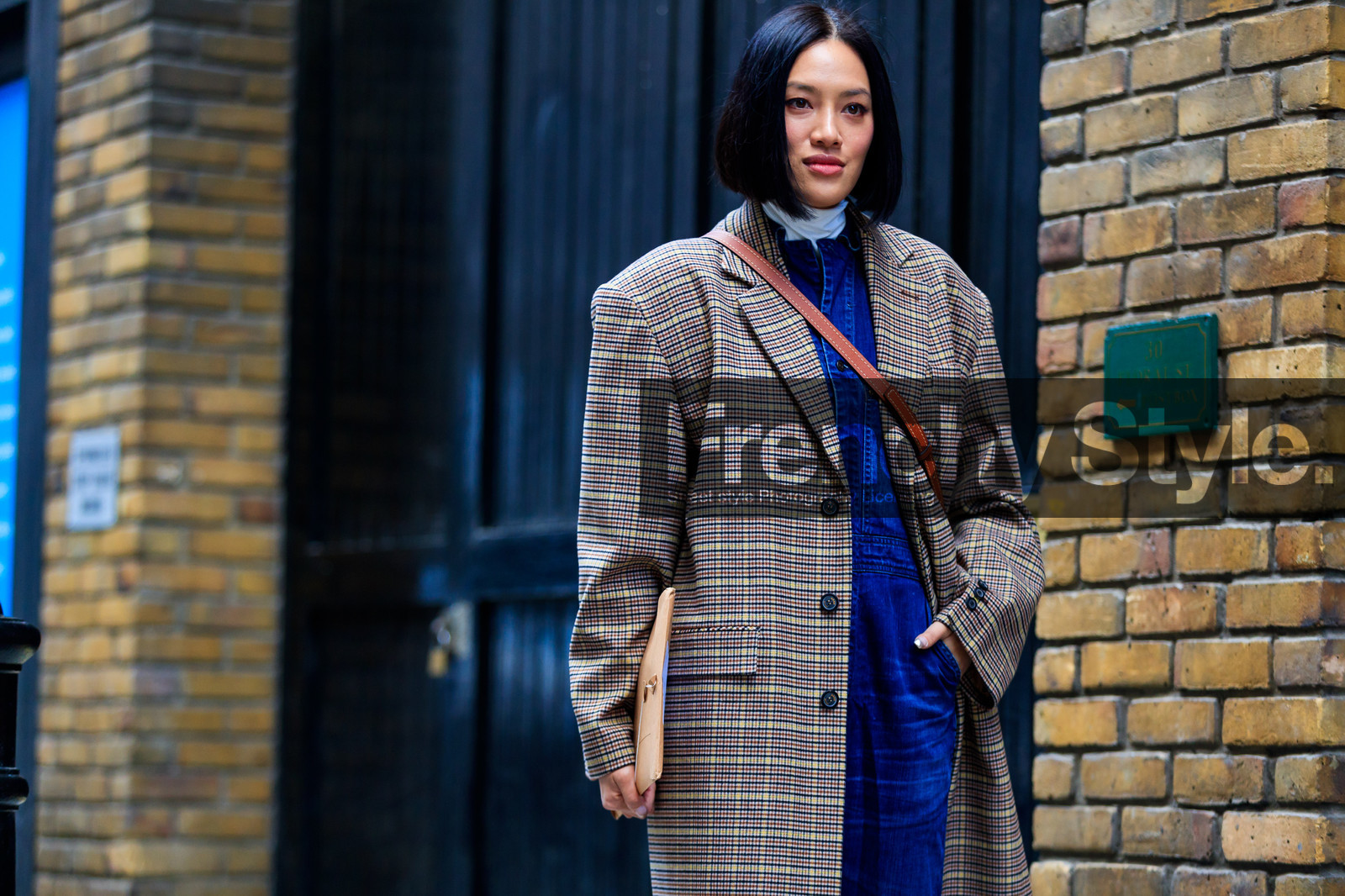 blue denim, brown coat, checked, denim jumpsuit, denim pants, graphic jacket, houndstooth pattern, jeans, plaid, printed jacket, trousers, street style, jonathan paciullo, FW, frenchystyle, fashion week, LFW, LONDON, AUTUMN WINTER 2018-2019, AW 18-19, FALL WINTER 2018-2019, FW 18-19, horizontal, atmosphere details, detail, Tiffany Hsu