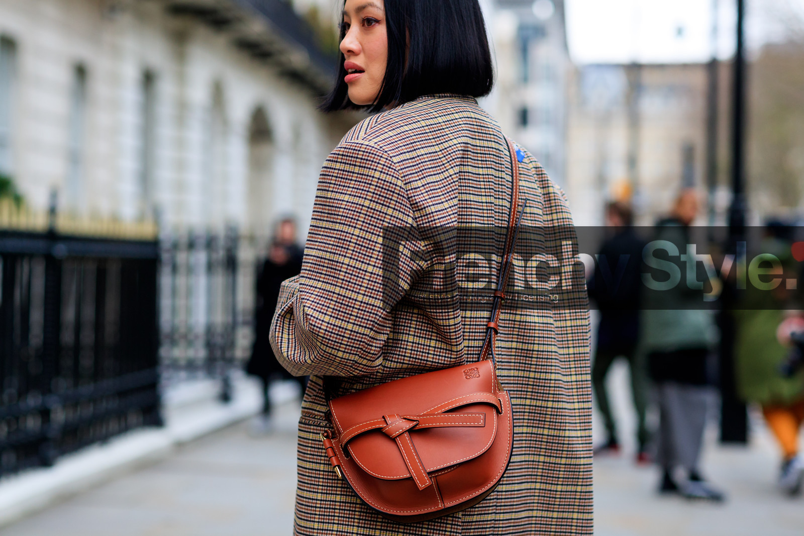 brown bag, brown coat, checked, graphic jacket, houndstooth pattern, leather bag, loewe, plaid, printed jacket, black bag, black top, fanny pack, trousers, white pants, wide pants, street style, jonathan paciullo, FW, frenchystyle, fashion week, LFW, LONDON, AUTUMN WINTER 2018-2019, AW 18-19, FALL WINTER 2018-2019, FW 18-19, horizontal, atmosphere details, detail, Tiffany Hsu