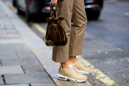beige pants, beige sneakers, checked, fur bag, green bag, leather shoes, nike, plaid, printed pants, trousers, street style, jonathan paciullo, FW, frenchystyle, fashion week, LFW, LONDON, AUTUMN WINTER 2018-2019, AW 18-19, FALL WINTER 2018-2019, FW 18-19, horizontal, atmosphere details, detail
