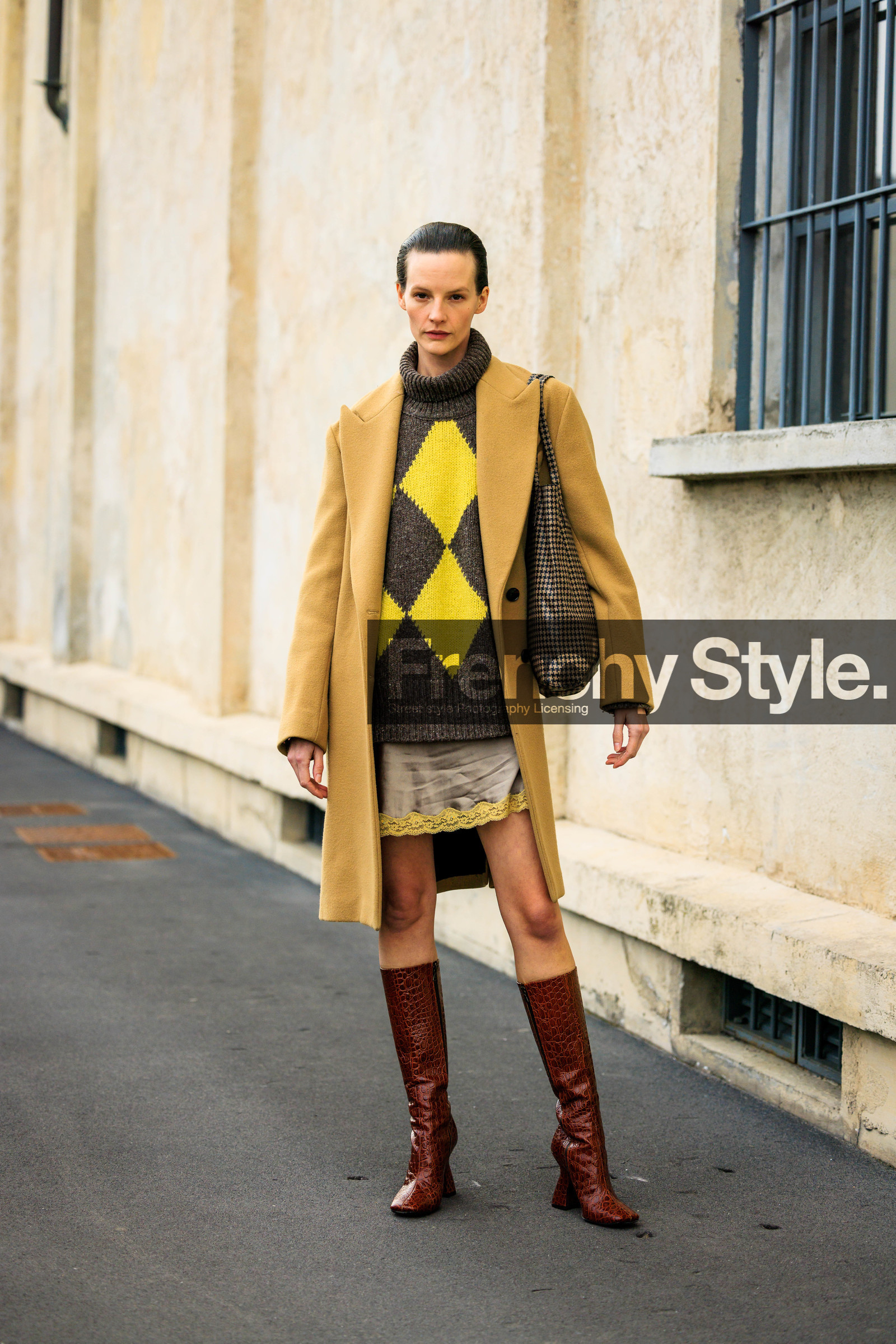 yellow mustard coat, knitted turtle neck, rhombuses jumper, grey jumper, plaid tote bag, silk mini skirt, grey skirt, lace details, leather boots, high boots, brown boots, animal print boots, croco boots, sara blomqvist, street style, jonathan paciullo, FW, frenchystyle, fashion week, MFW, MILAN, FALL WINTER 2022_2023, AUTUMN WINTER 2022-2023, FW 22-23, vertical, full length, model