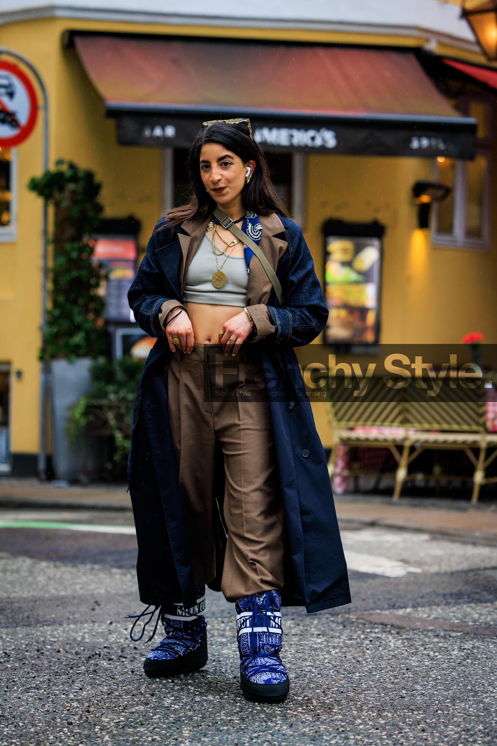 moon boots, blue boots, ski boots, tortoise sunglasses, grey top, cropped top, navy blue trench, dual toned trench, brown pants, long golden necklaces, golden bracelets, airpods, rings, fashion week, frenchystyle, FW, jonathan paciullo, street style, CPH, COPENHAGEN, AUTUMN WINTER 2022-2023, FALL WINTER 2022-2023, FW 22-23, vertical, full length