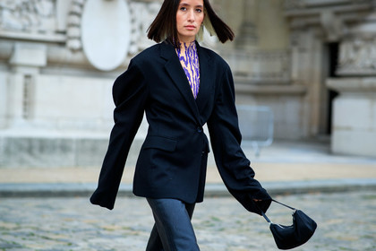 alexandra guerain, black jacket, black jeans, black bag, oversize jacket, oversize shoulder, purple top, white top, geometrical printed top, pleated top, leather pants, leather jeans, flare jeans, denim, fashion week, frenchystyle, FW, jonathan paciullo, street style, PFW, PARIS, SPRING SUMMER 2021, SS 21, horizontal, atmosphere details, detail