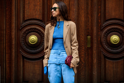 erika boldrin, green sunglasses, beige jacket, light blue pants, belted pants, burgundy leather clutch, bottega veneta bag, knit top, knitwear, blue top, blue pullover, lurex pullover, lurex top, fashion week, frenchystyle, FW, jonathan paciullo, street style, SPRING SUMMER 2020, SS 20, PFW, PARIS, horizontal, atmosphere details, detail